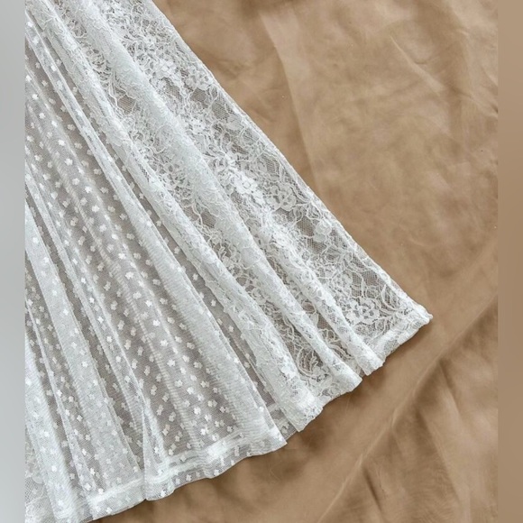 Elegant White Lace Skirt - Picture 3 of 5